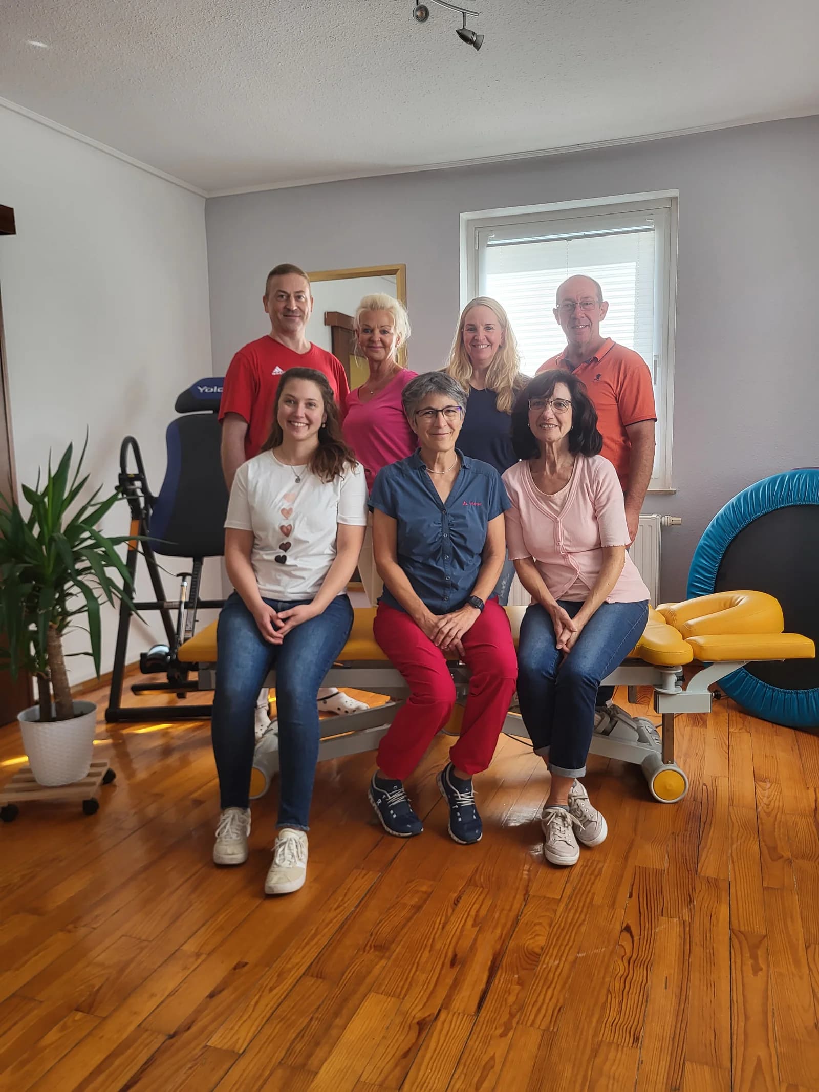 Das Team der Praxis für Physiotherapie Frank Jäger gemeinsam in einem Behandlungsraum.